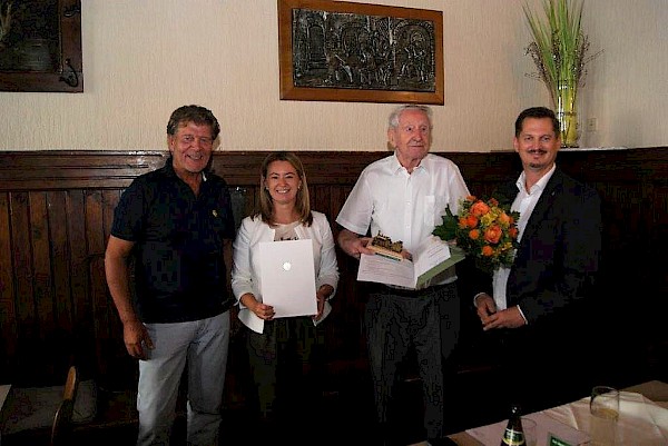 Im Foto: Regionalstellenleiter Kroiss, Bezirksvorsteherin Jankovic, Josef Wagner, Bezirksvorsteher Franz