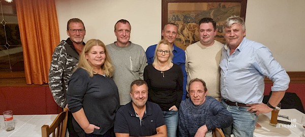 Obmann Mario Holzmüller (sitzend links) und sein Team