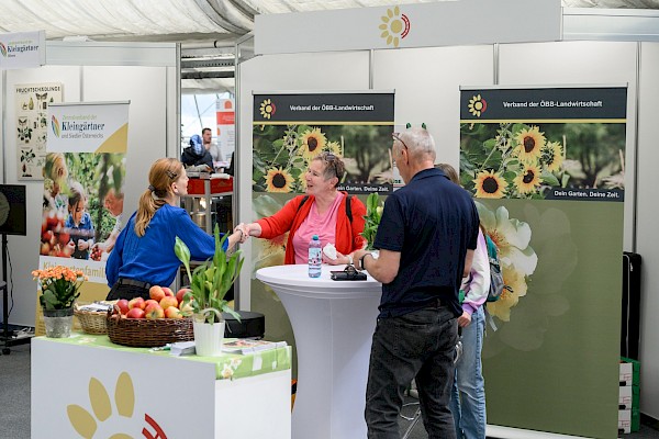 © Klaus Ranger; Alexandra Steinwender, Erika Fürnkranz und Josef Fürnkranz am Stand der BBL