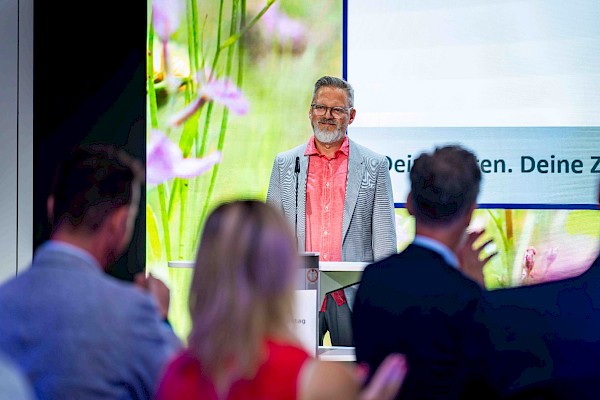 Mit Standing Ovations verabschiedeten die Delegierten Erich Rohrhofer nach seiner Abschlussansprache.